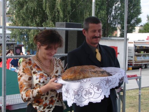 Starości dożynek za chwilę przekażą  bochen chleba Gospodarzowi Gminy Panu Wojciechowi Oskwarkowi