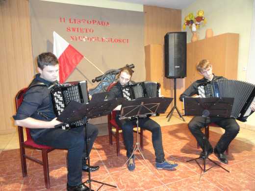 32. Przyszedł czas na koncert zespołu 'Free accordions', od lewej: Piotr, Martyna i Mikołaj 