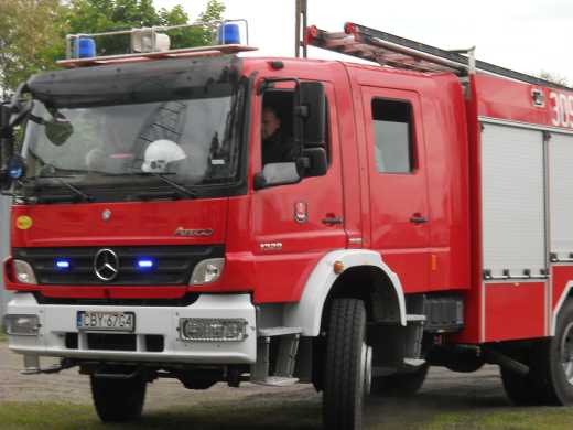 37. Strażacy zafundowali dzieciom przejażdżki wozem strażackim