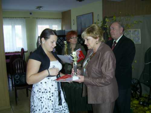 Nagrodę za II miejsce w pieśni patriotycznej z rąk Pani Sekretarz Julty Popielewskiej odbiera Aleksandra Kordus