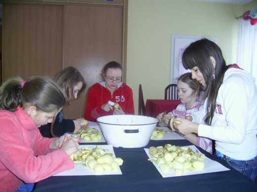 29.10.2010 - wczorajsze frytki tak smakowały, że dokupiliśmy na dzisiaj kolejne 6 kg ziemniaków