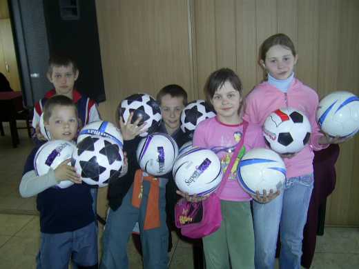 Najmłodszi uczestnicy turnieju prezentują nagrody, jakie mozna było zdobyć podczs niedzielnych zmagań piłkarskich!
