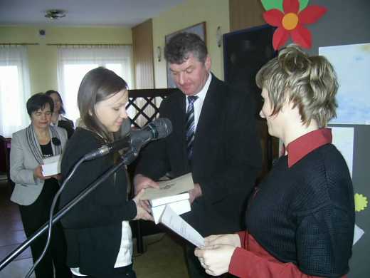 Justyna Świdurska odbiera III nagrodę za prezentację w kategorii poezja  