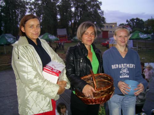 Najwięcej ziemniaków, bo aż 2,05 kg/min obrała Pani Ewa Michniewicz z Prądocina (w środku). Nie źle! Gratulujemy!