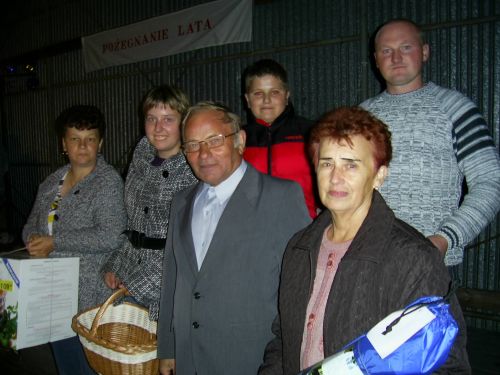 Zwycięzcy konkursu na największy okaz ziemniaka, pierwsza od lewej-Pani Mariola Balicka dostarczyła 