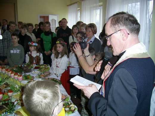 27.03.2010 - poświęcenie potraw wielkanocnych prze ks. Dziekana