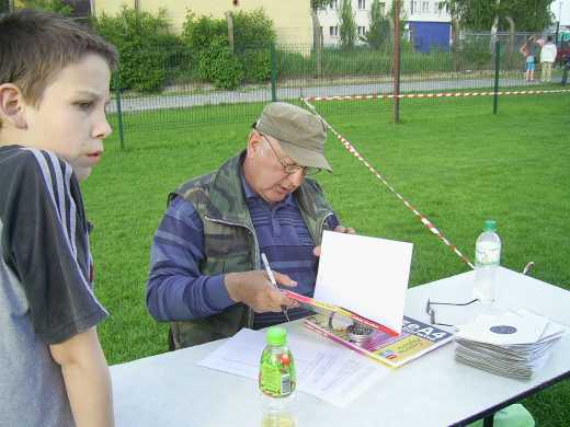 11 - Pan Lucjan Dziewiałtowski rozpoczął przyjmowanie zapisów do rodzinnego konkursu strzeleckiego