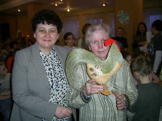 27.03.2010 - Pani Krystyna Królikowska wylosowała i wręczyła Pani Alinie pięknego Koguta