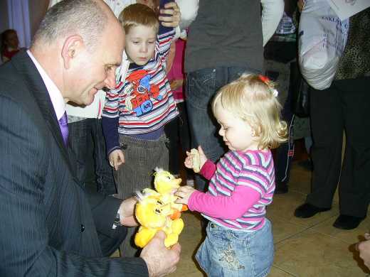27.03.2010 - Na koniec świątecznej imprezy, Pan Jan Jędrusik uhonorował najmłodszych uczestnictników - dziewczynkę i chłopca, wręczając sympatyczne maskotki 