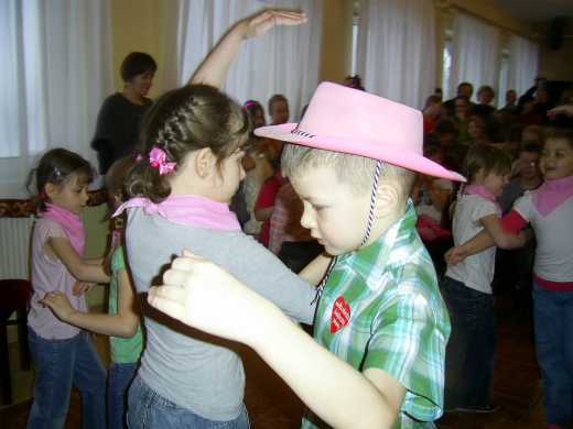 Występ przedszkolaków w tańcu 