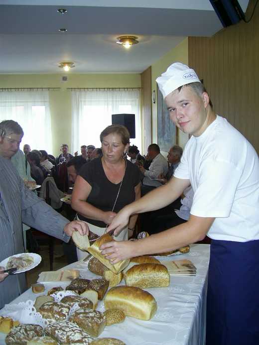 Alek Rybka częstuje gości wspaniałymi wypiekami z piekarni ze Złotnik Kujawskich 