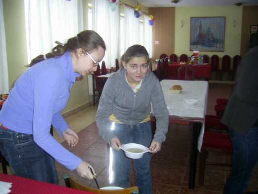 27.01.2010 - Paulina, nasza sympatyczna stażystka zaprasza na super danie Kamila!