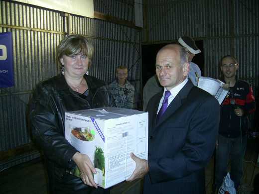 Losowanie nagród dla rolników, nagrodę z rąk Przewodniczącego Rady Gminy odbiera Pani Iwona Ćwierdzińska- sołtys z Nowej Wioski