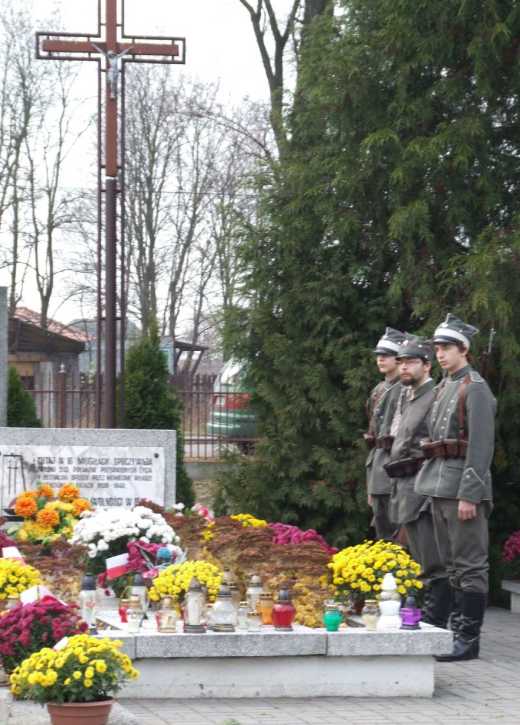 21. Cmentarz - oddanie hołdu poległym żołnierzom i bohaterom